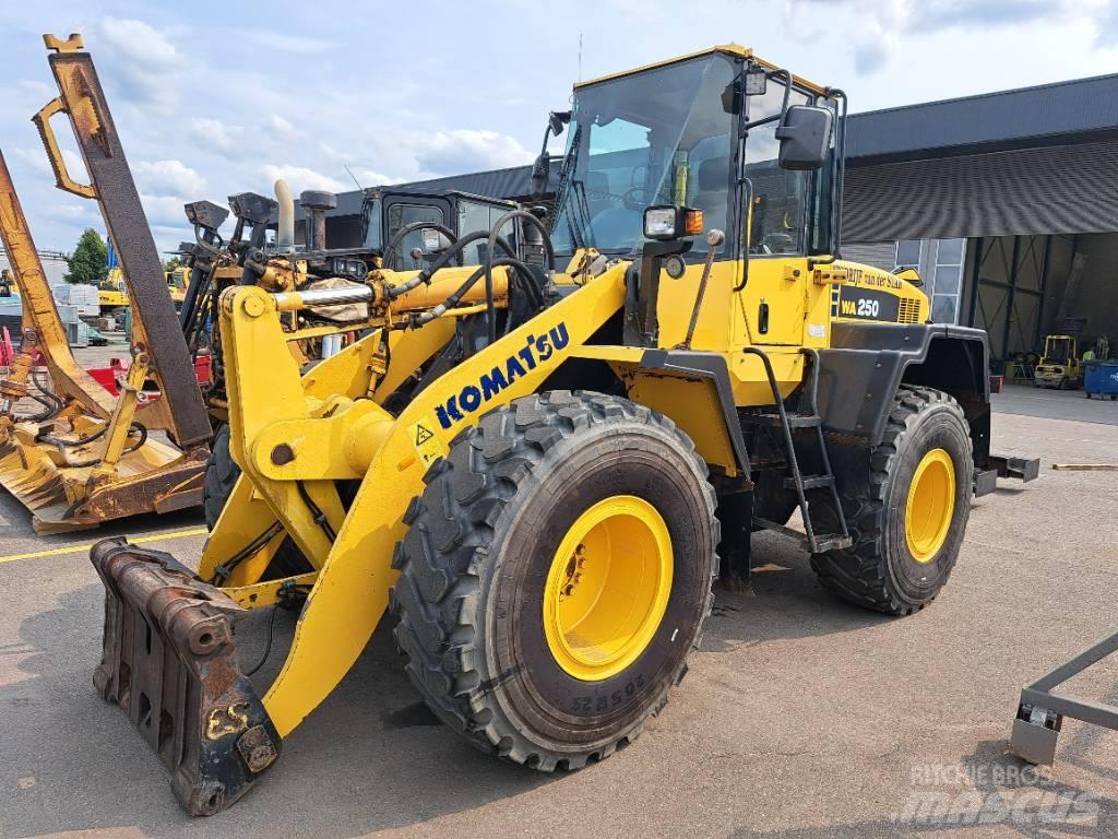 Komatsu WA 250-5H 轮式装载机