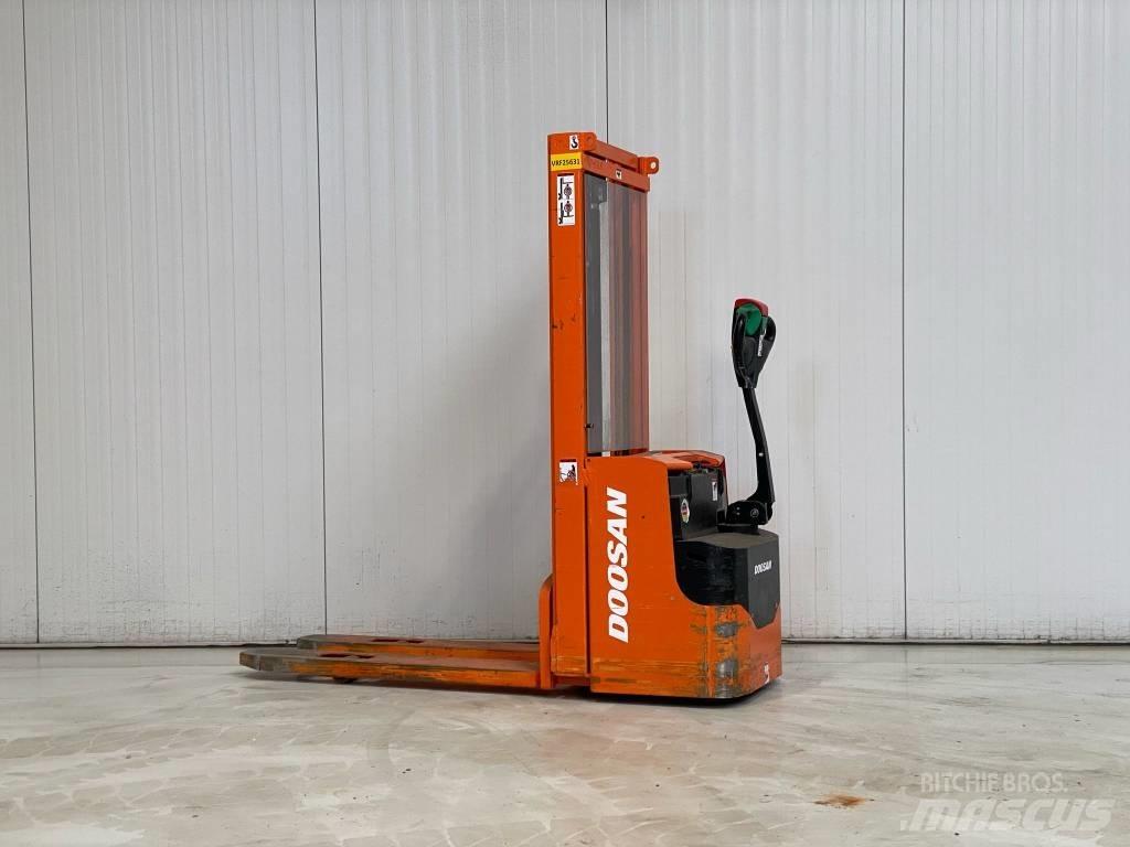 Doosan LEDS12.5C 手推堆垛车