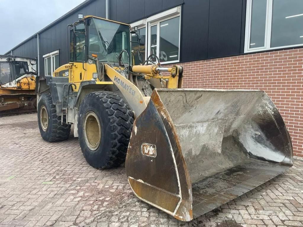 Komatsu WA250-5 轮式装载机