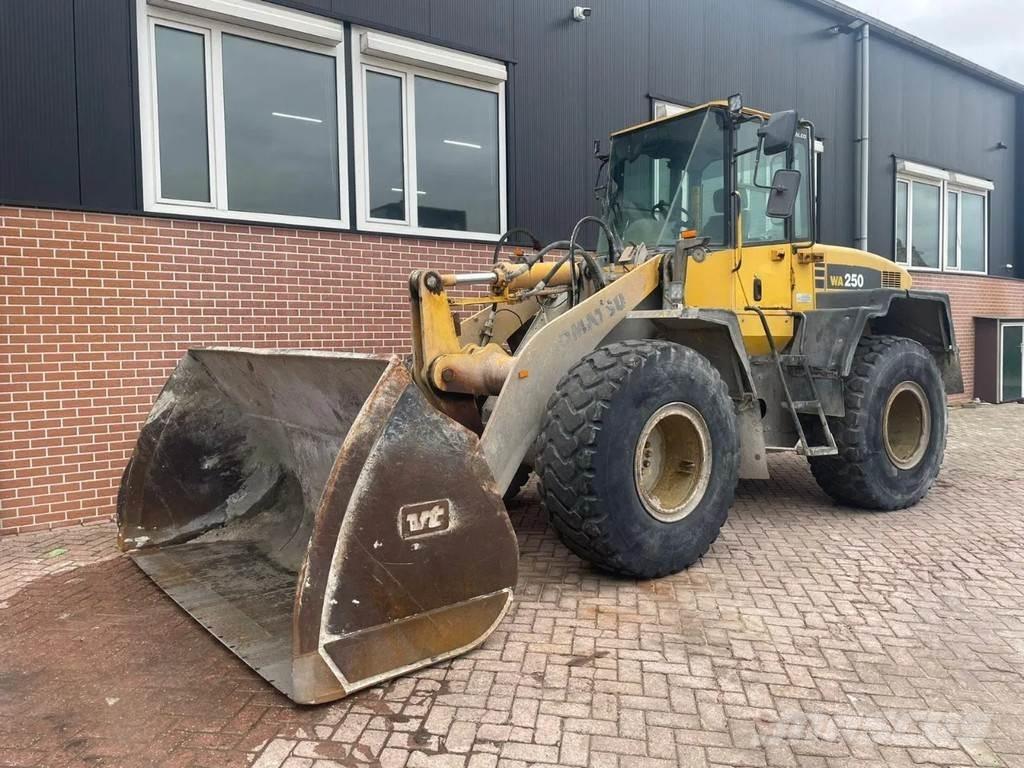Komatsu WA250-5 轮式装载机