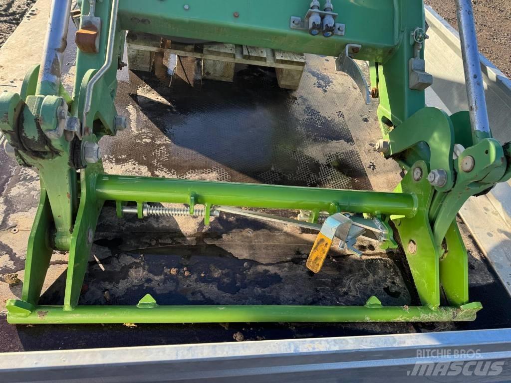 Fendt CARGO 4X80 前装载和挖掘机