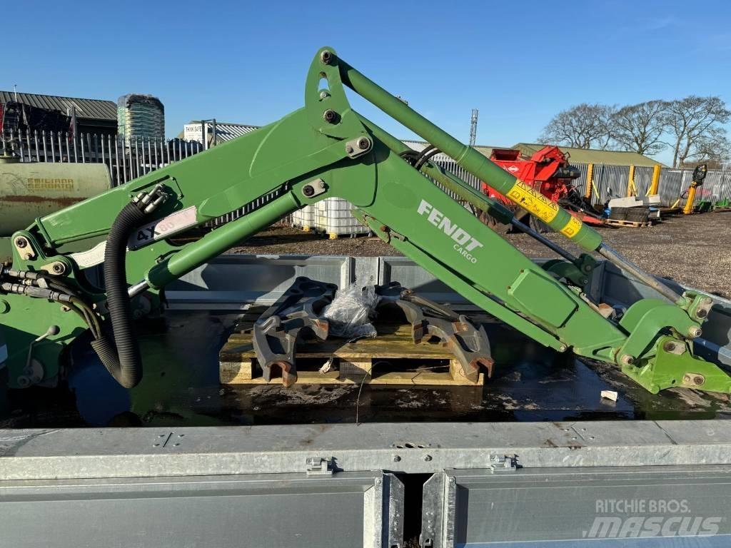 Fendt CARGO 4X80 前装载和挖掘机