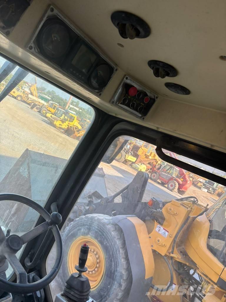  Max Com R712 胶轮压路机