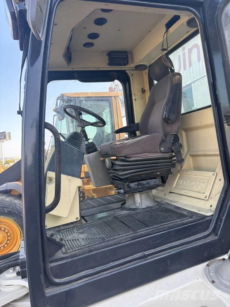  Max Com R712 胶轮压路机