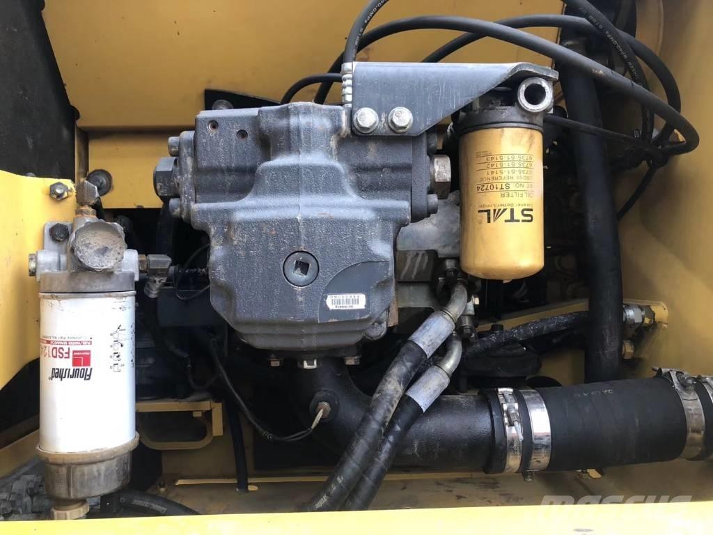 Komatsu pc220-8 履带挖掘机