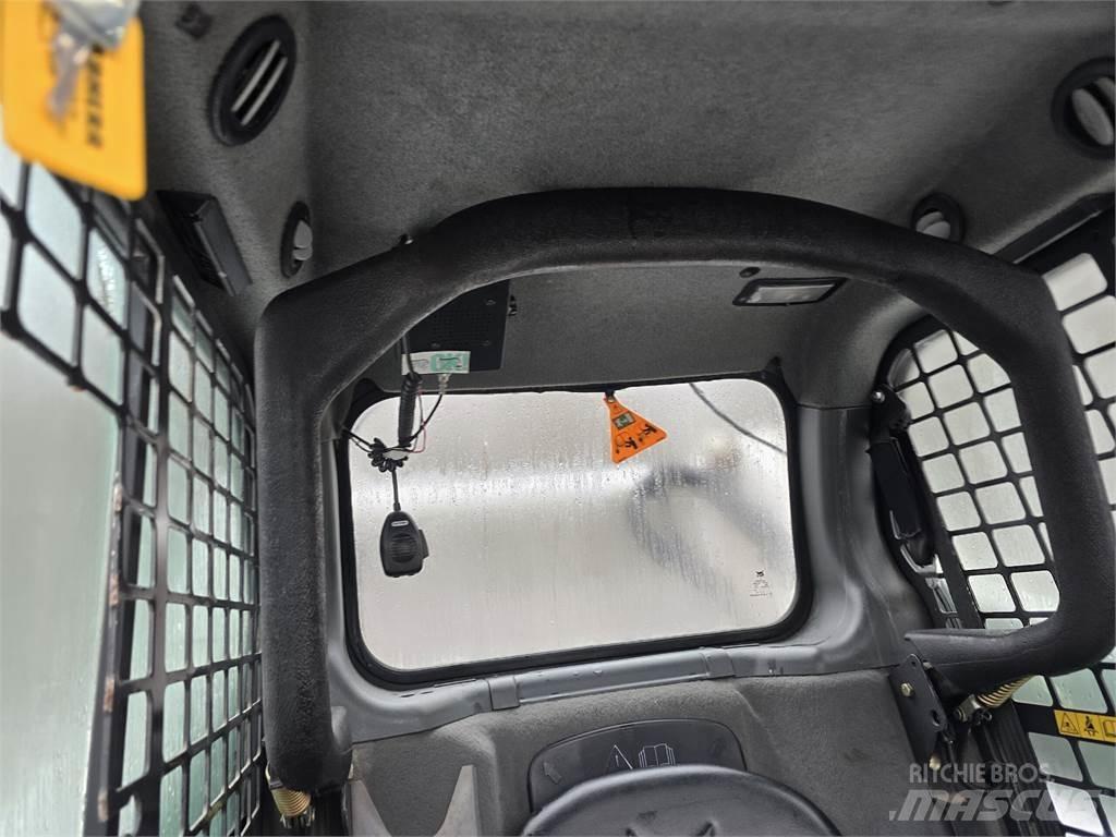 Bobcat S590 滑移装载机