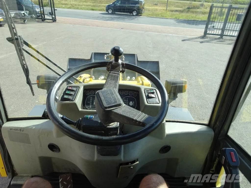 Komatsu WA65-3 轮式装载机