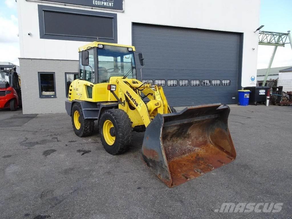 Komatsu WA65-3 轮式装载机