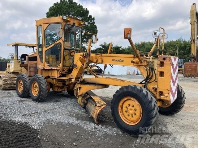 Komatsu GD 405 A-2 平地机/推土机