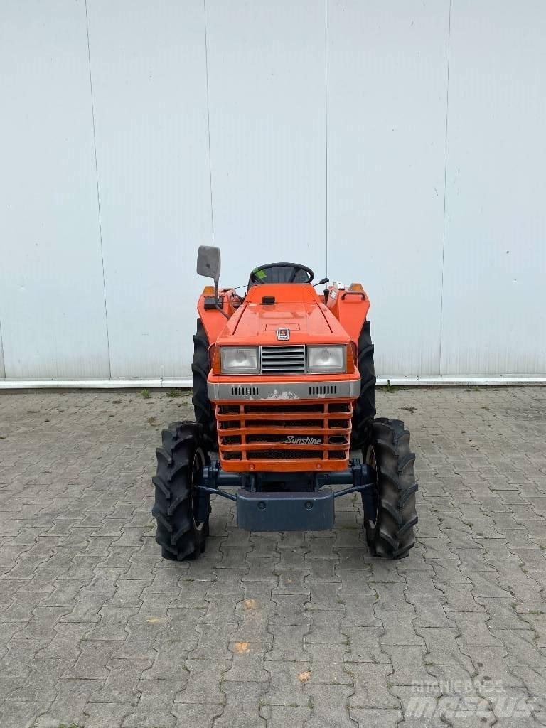 Kubota L1-225 小型拖拉机