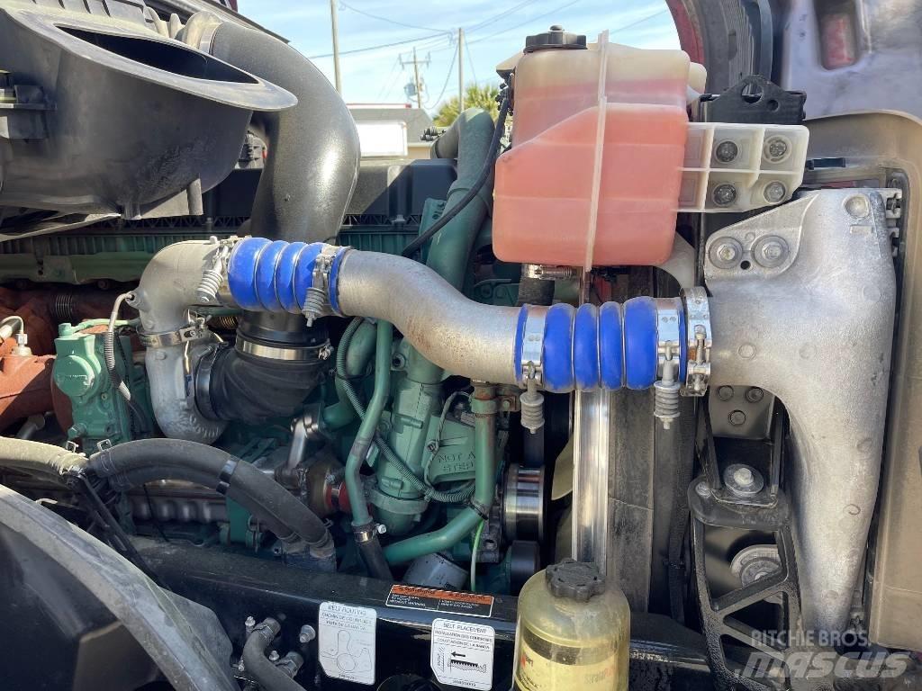 Volvo VNL64T300 牵引车