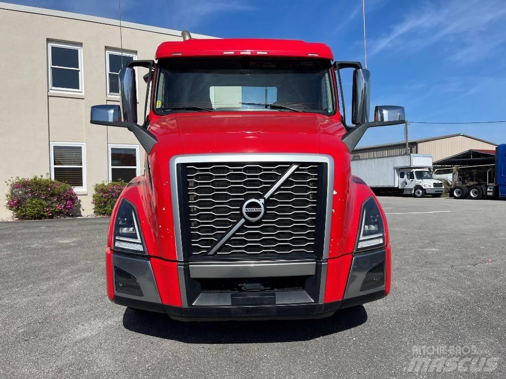 Volvo VNL64T300 牵引车