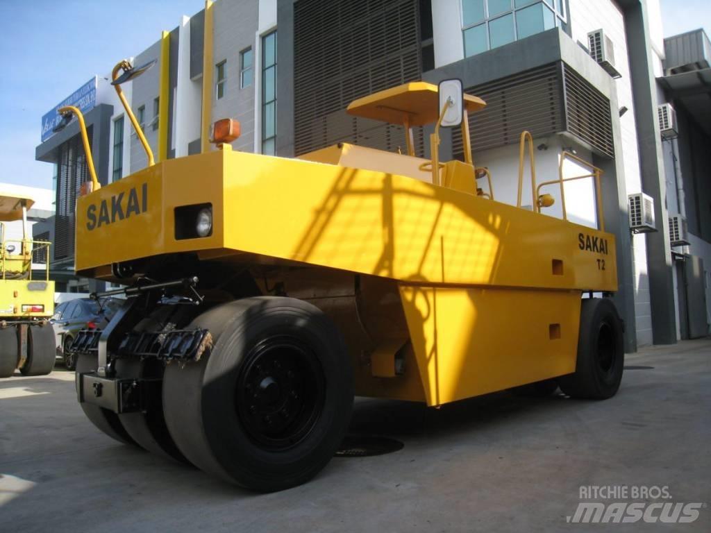 Sakai T2 胶轮压路机