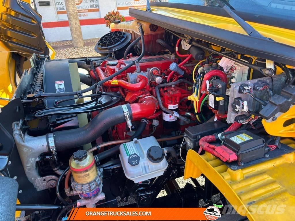 Freightliner M2 厢式货车