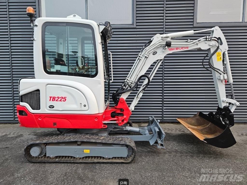 Takeuchi TB 225 小型挖掘机