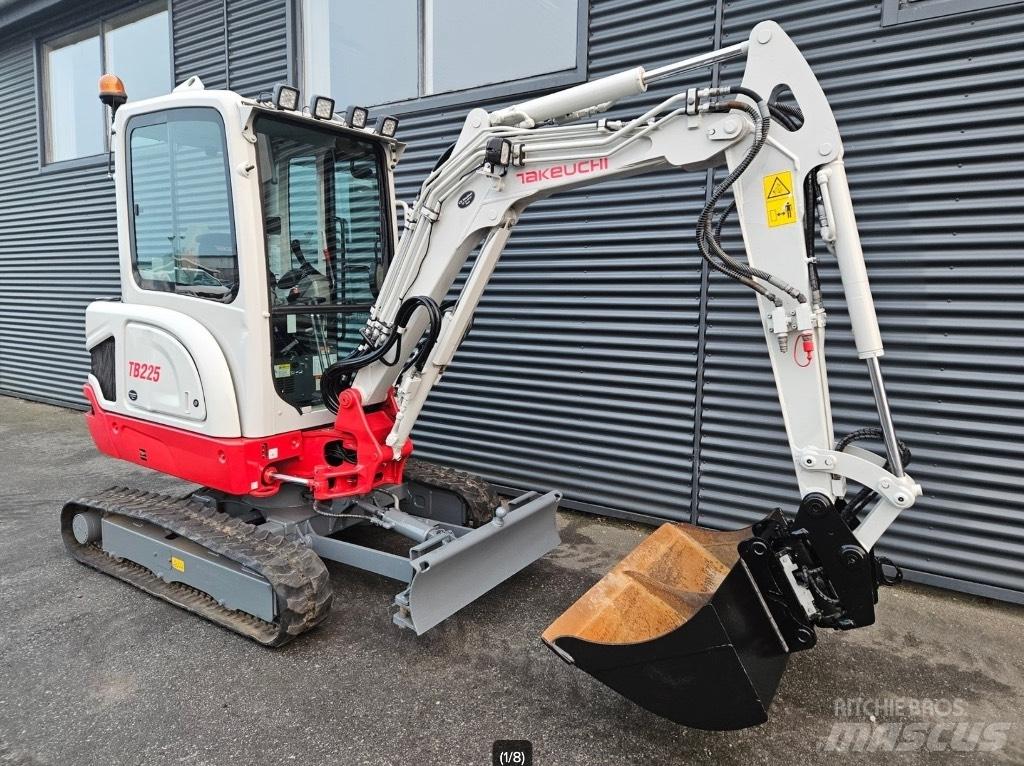 Takeuchi TB 225 小型挖掘机