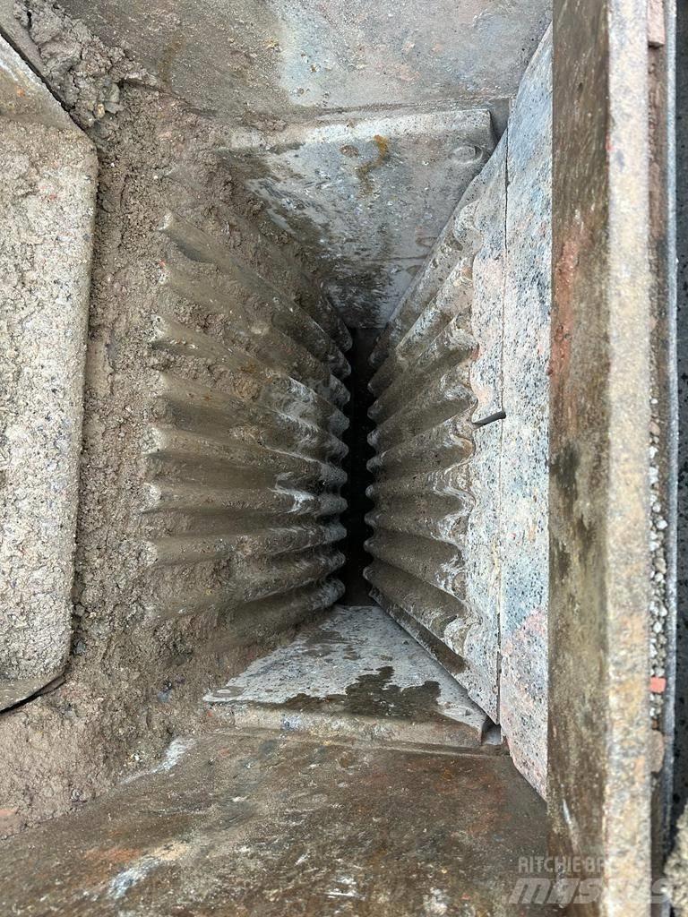 Sandvik QJ 241 移动式破碎机