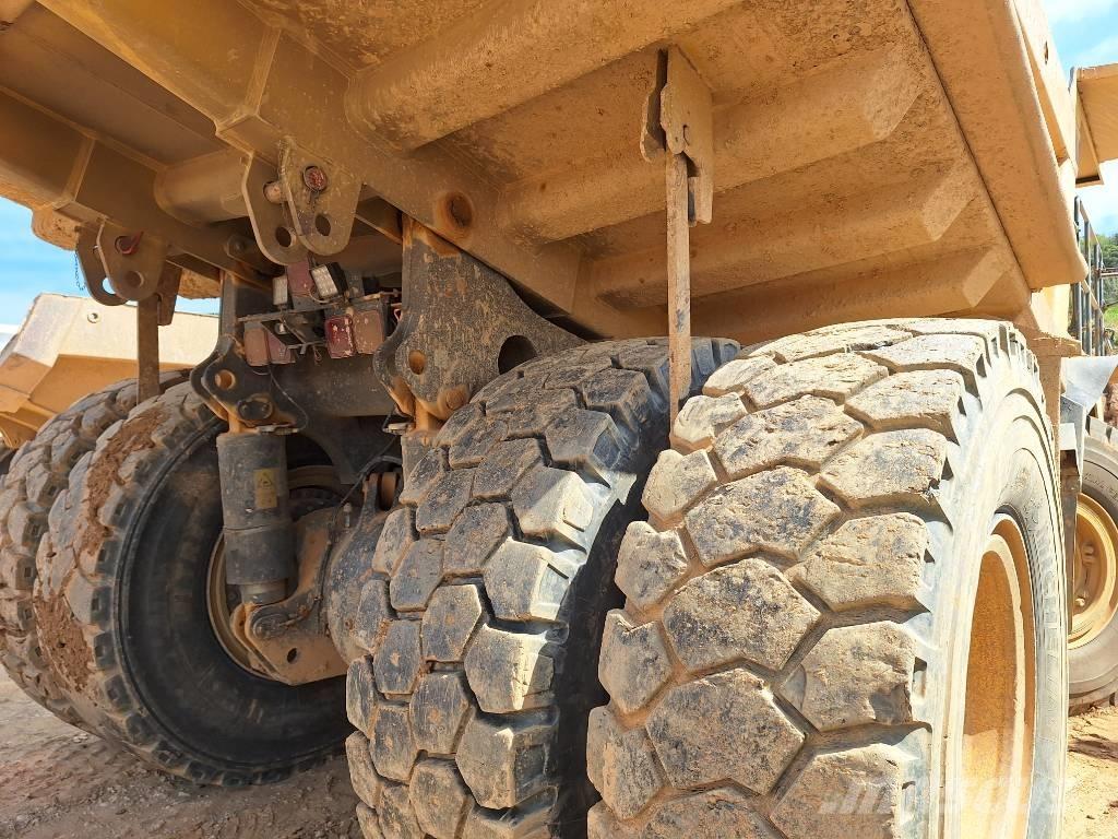 Komatsu HD605-7EO 刚性自卸车