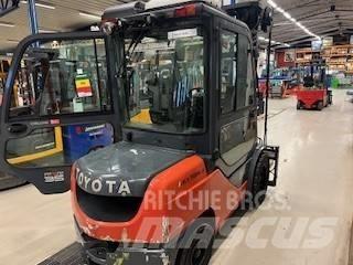 Toyota 02-8 FDJF 35 柴油叉车