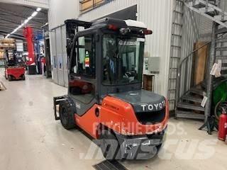 Toyota 02-8 FDJF 35 柴油叉车