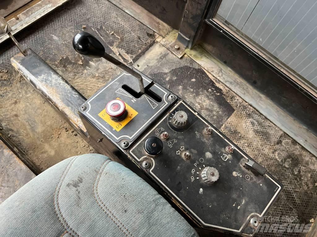 CAT PS300B 胶轮压路机