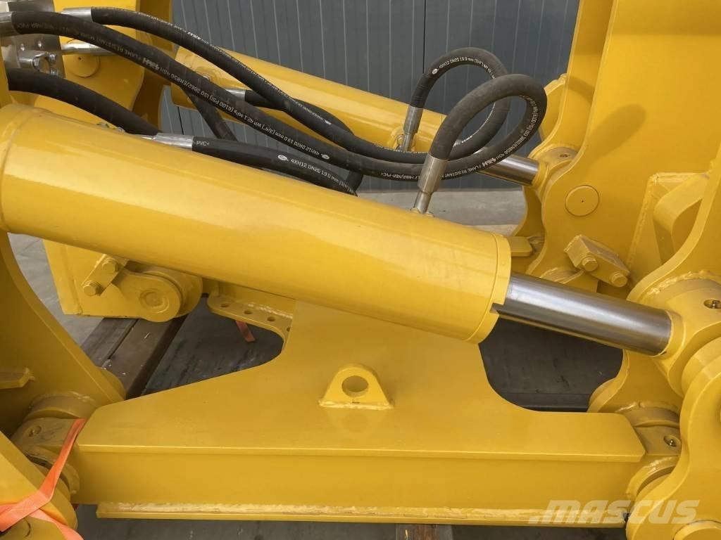 Komatsu D85 松土器