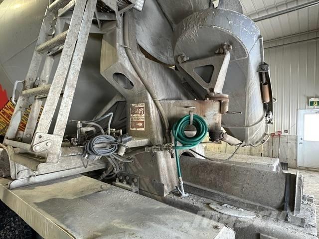 Mack CV 713 混凝土输送泵|布料机