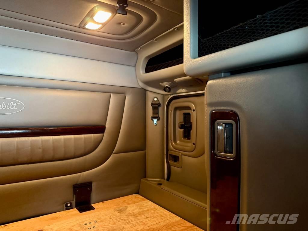 Peterbilt 389 PRIDE 牵引车