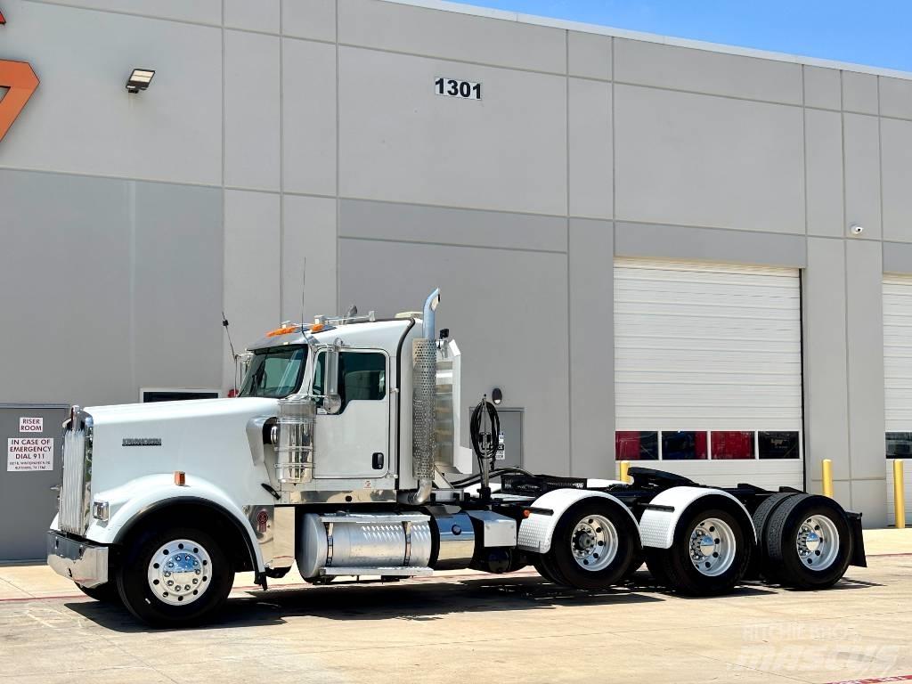 Kenworth W 900 牵引车