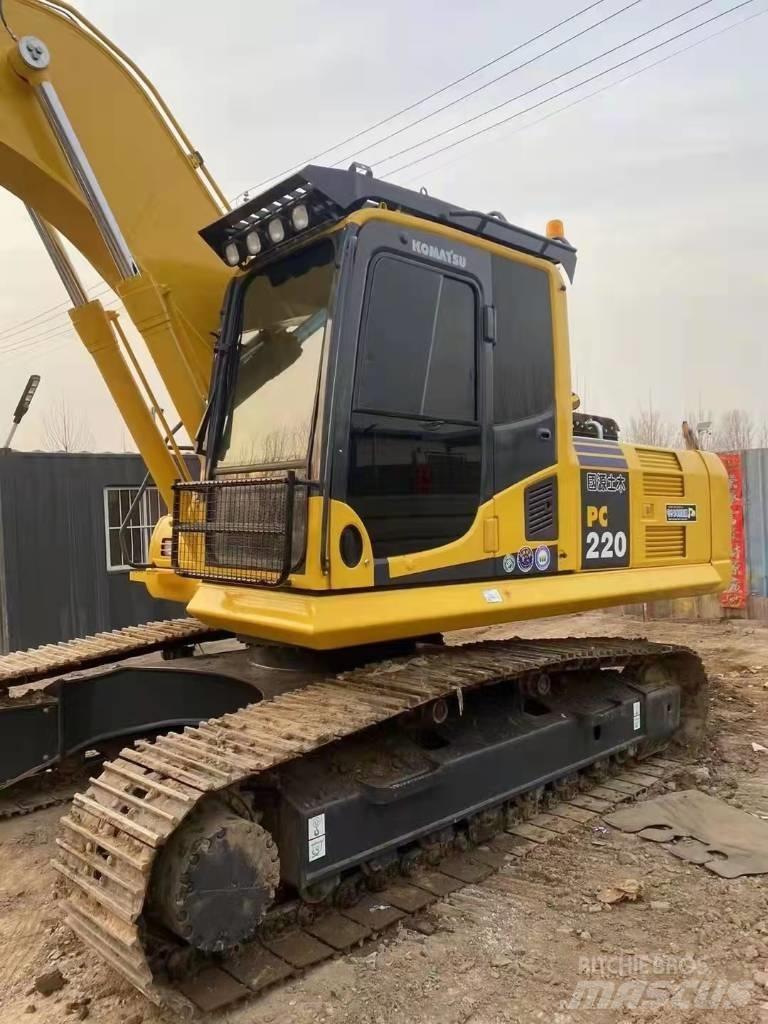 Komatsu PC220-8 轮式挖掘机