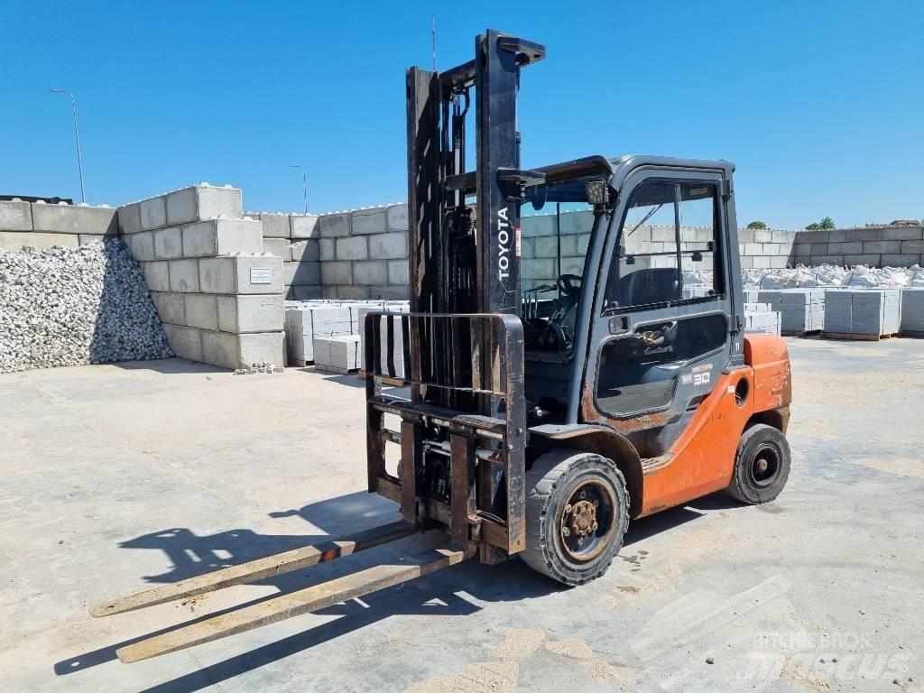 Toyota 02-8 FD F 30 柴油叉车