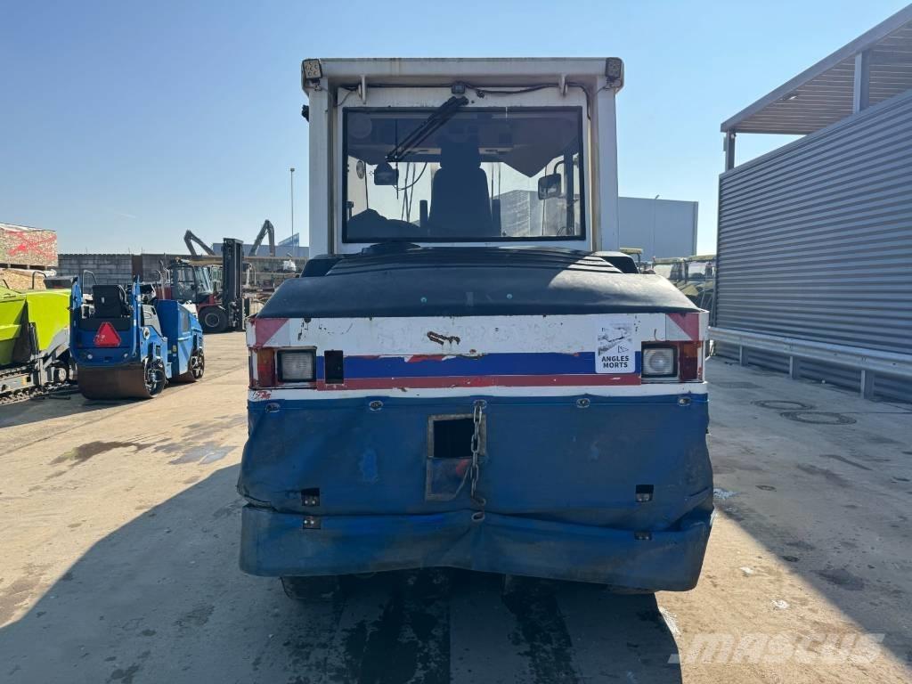 CAT PS-300B 胶轮压路机