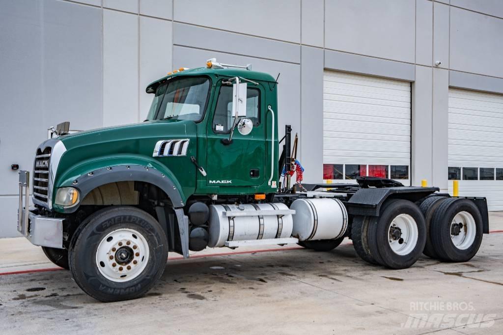 Mack Granite 牵引车