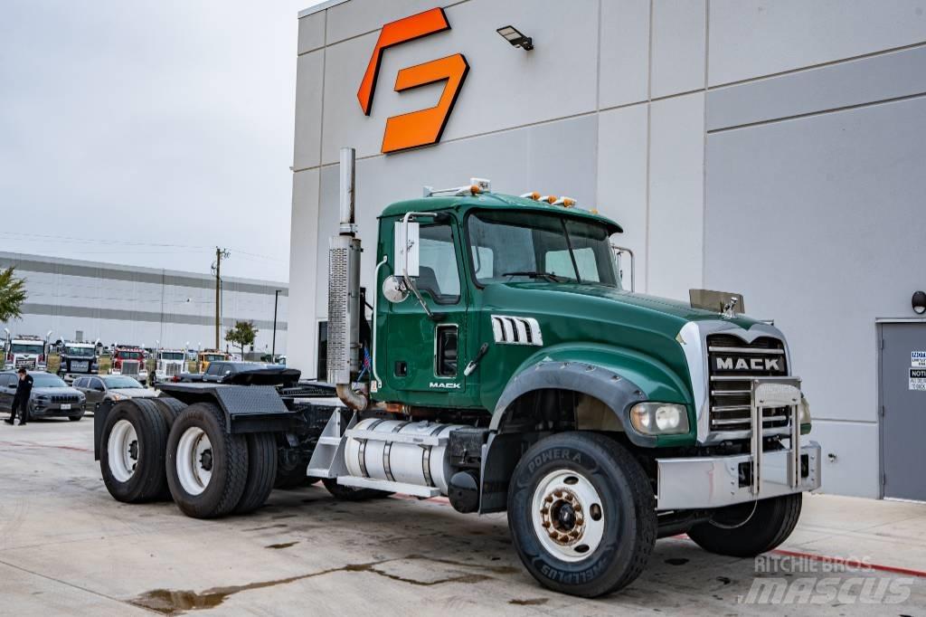 Mack Granite 牵引车