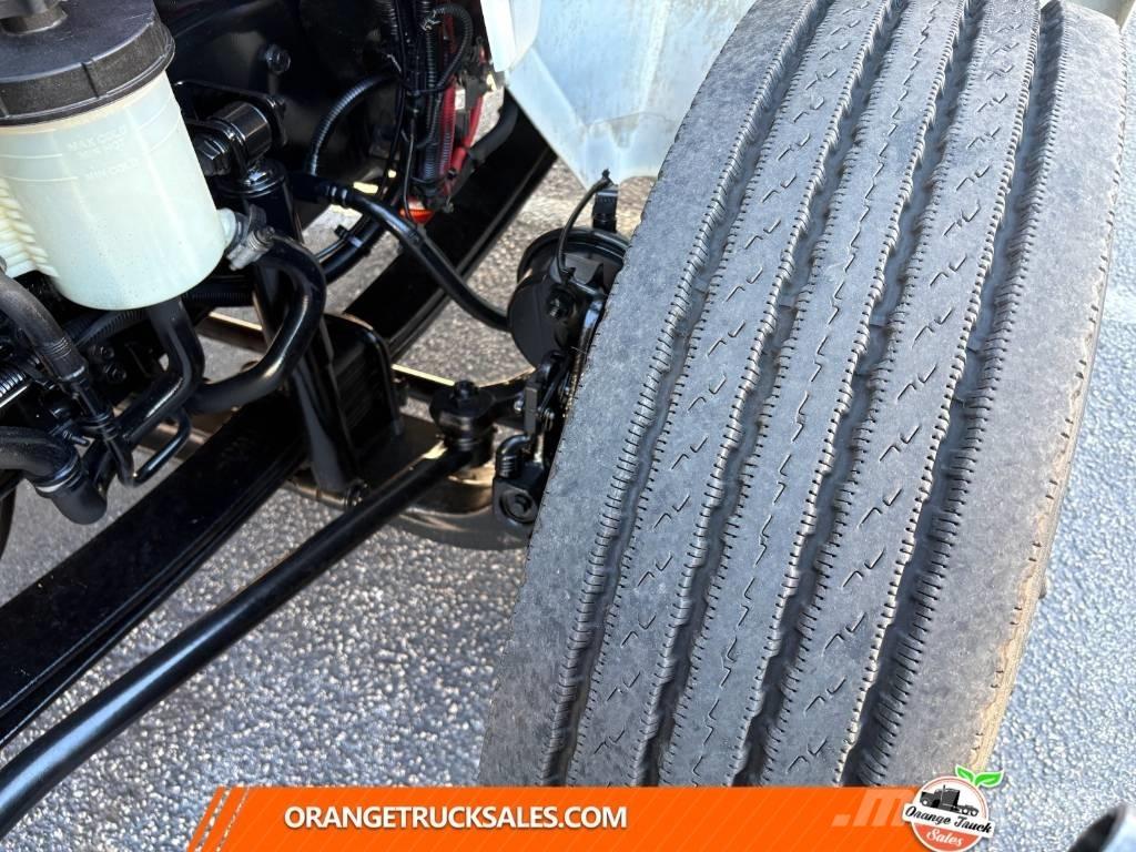 International MV607 厢式货车