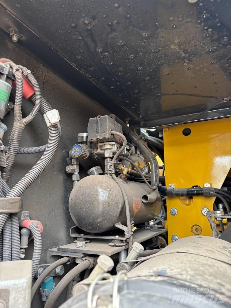 Komatsu PW180-11 轮式挖掘机