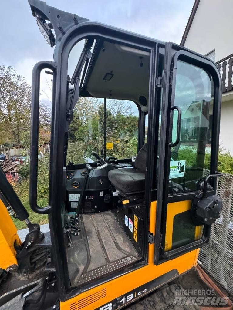 JCB 19 C-1 小型挖掘机