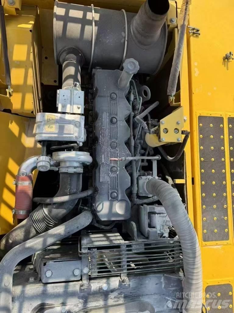 Komatsu 220-8 履带挖掘机