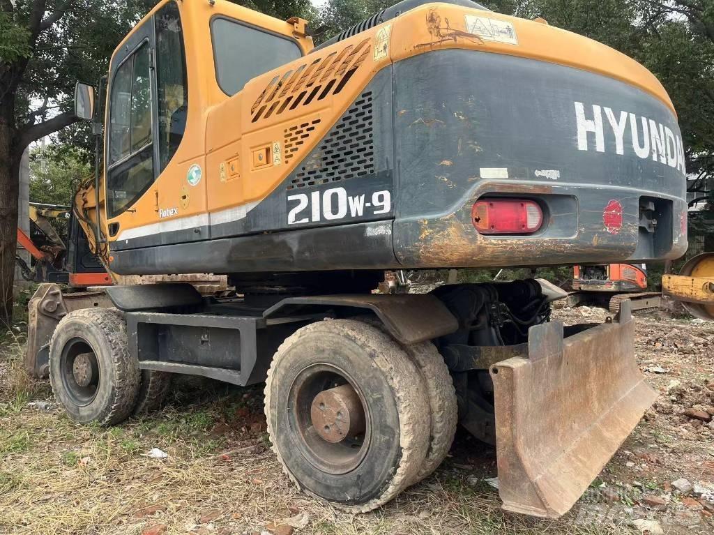 Hyundai R210W-9 轮式挖掘机