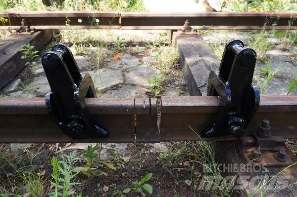  Rail carrying tongs 铁路维护设备
