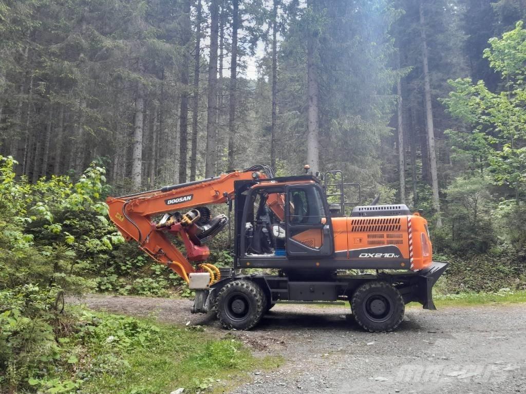Doosan DX 210 W 挖坑机
