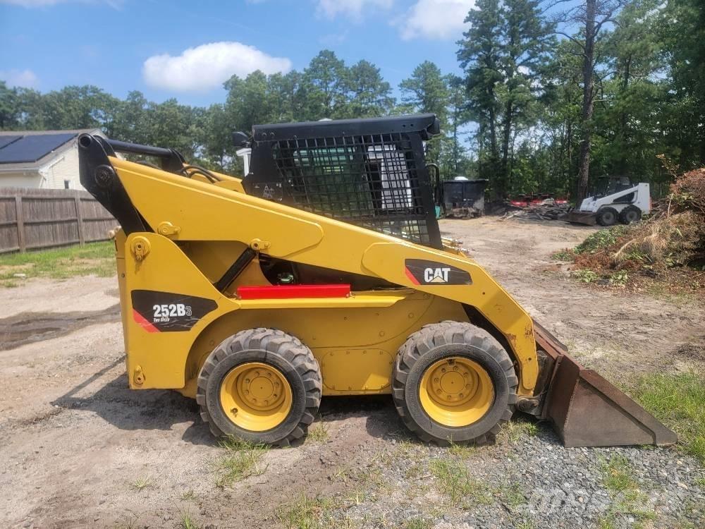 CAT 252 B 3 滑移装载机