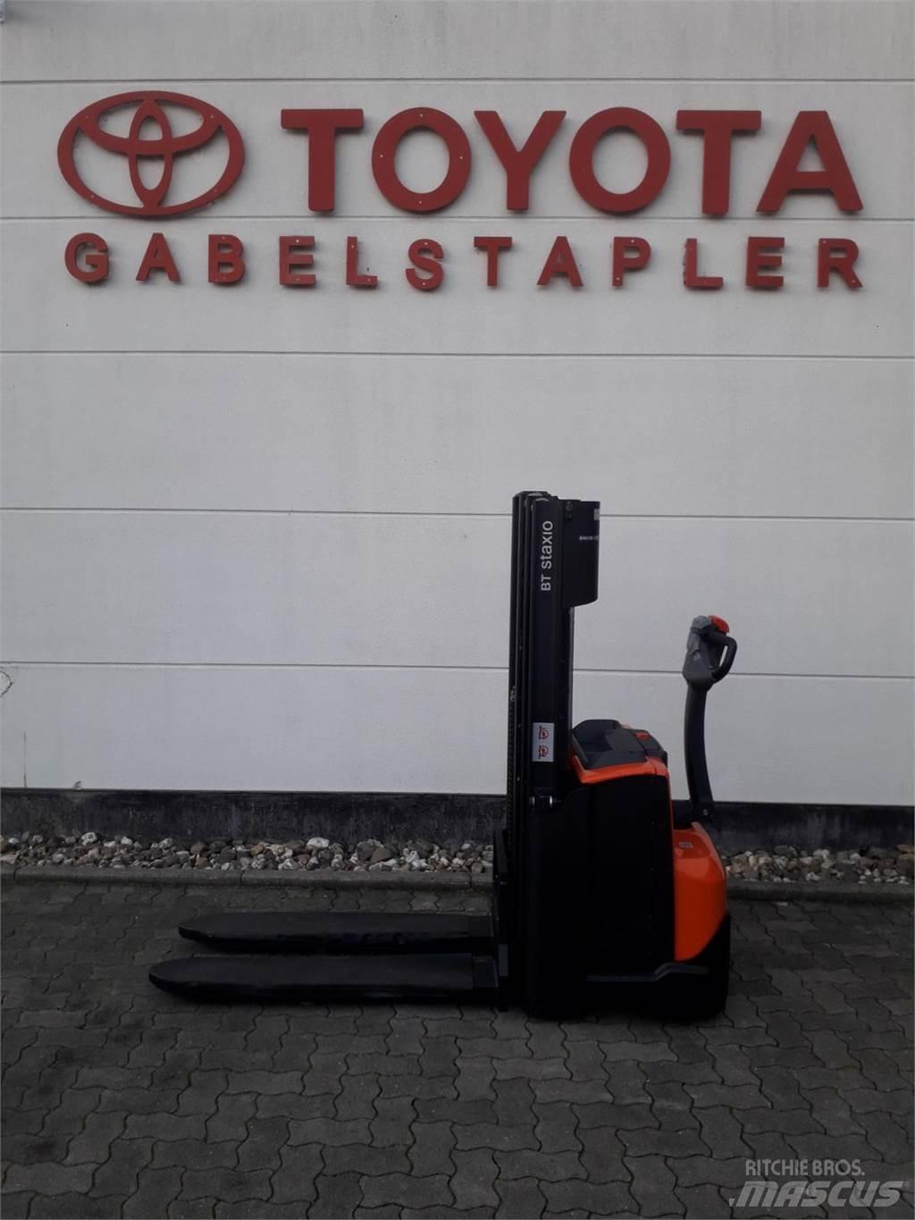Toyota SWE120 手推堆垛车