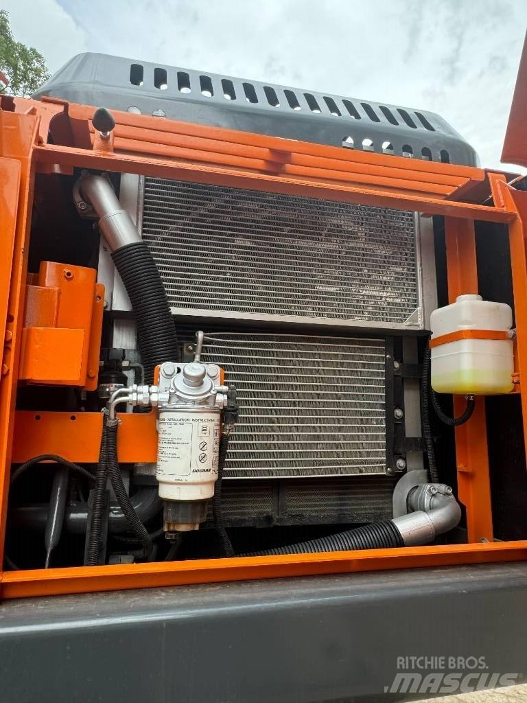 Develon DX 225 LCA 中型挖掘机