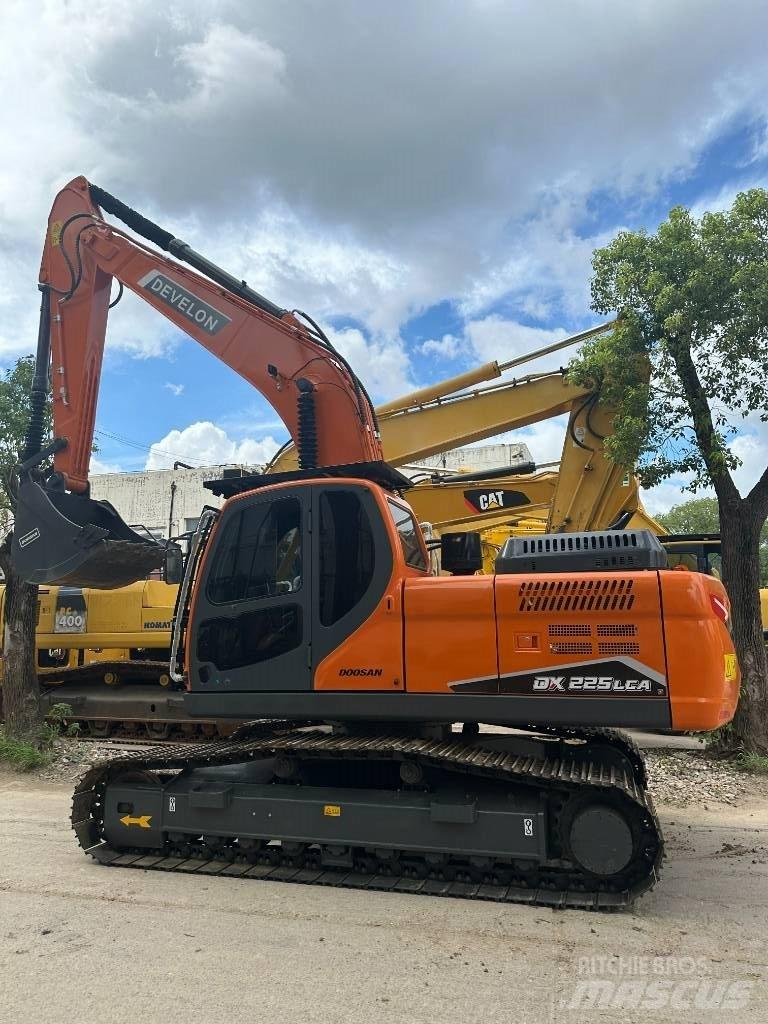 Develon DX 225 LCA 中型挖掘机
