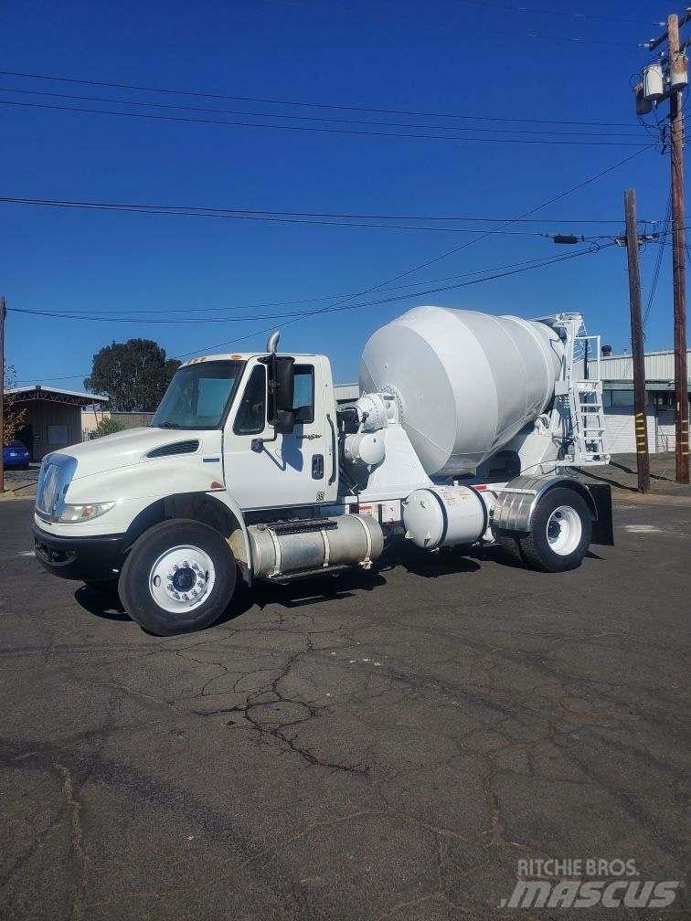 International 4300 平板栏板货车