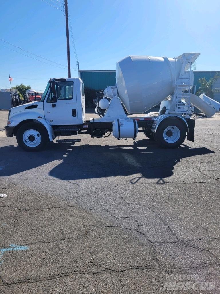 International 4300 平板栏板货车