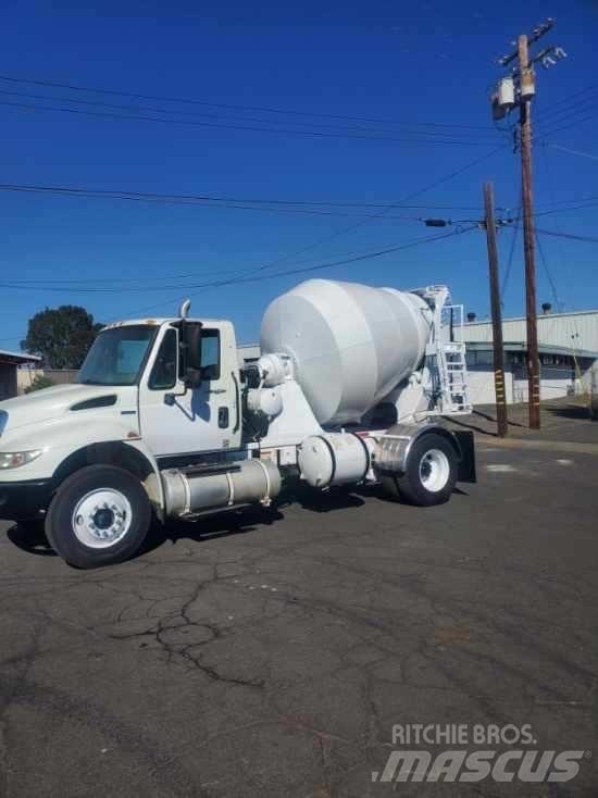 International 4300 平板栏板货车