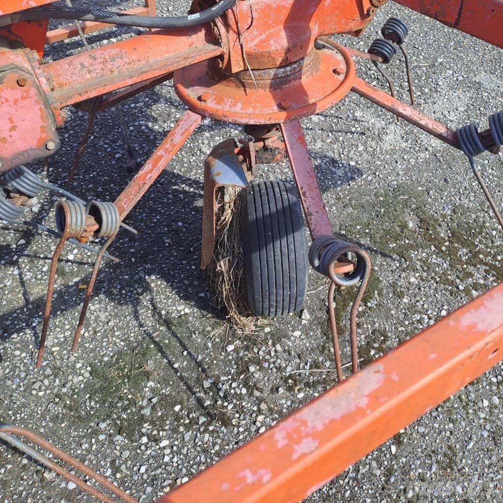 Kuhn GF 6301 M H 犁耙和摊草机