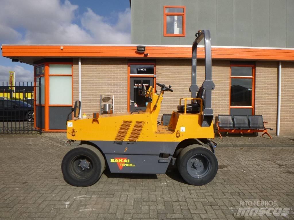 Sakai TS160-2 胶轮压路机